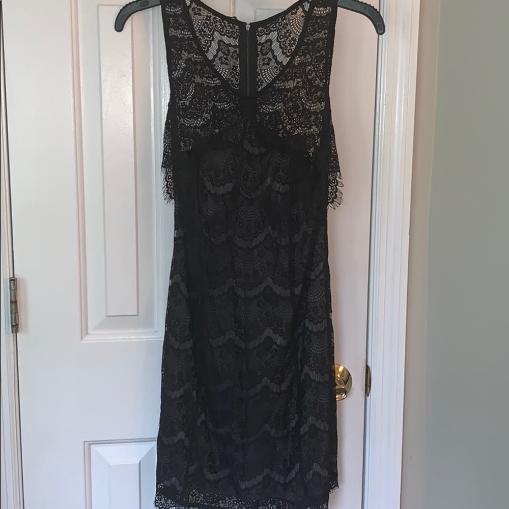 Black sleeveless lace dress